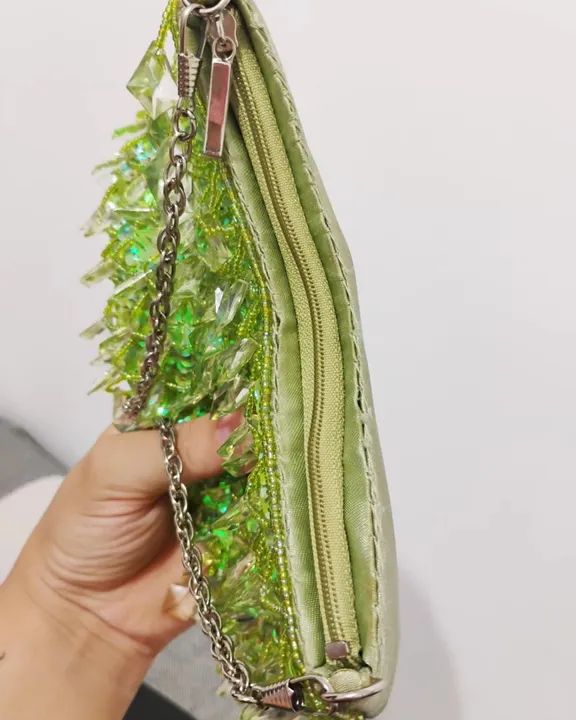 Bolsinha de festa verde de cetim com bordados na parte de frente e alça de corrente - Foto 5