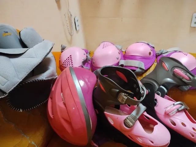 Patins completo, na cor rosa, com tamanho regulável 38 até 41 e bastante acessórios  - Foto 4