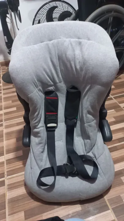 Cadeirinha de bebê, para colocar no carro.