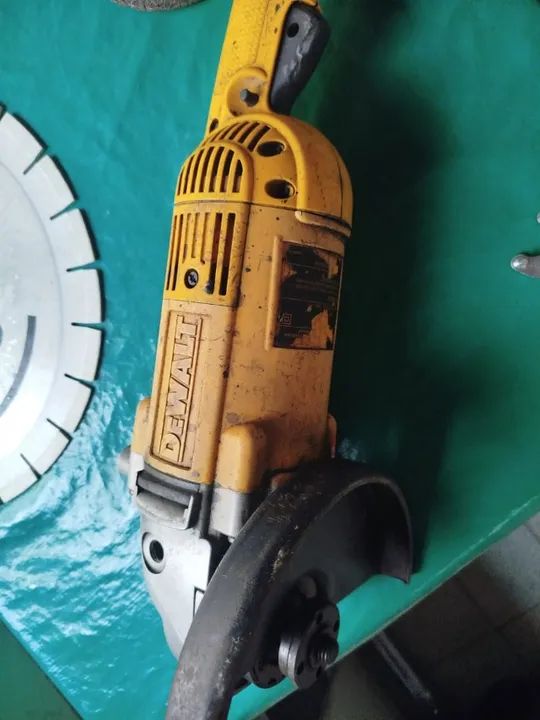 Lixadeira e Politriz 7" e 9" Dewalt Potência 1200W - Foto 3