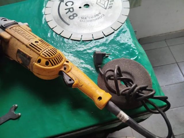 Lixadeira e Politriz 7" e 9" Dewalt Potência 1200W - Foto 2