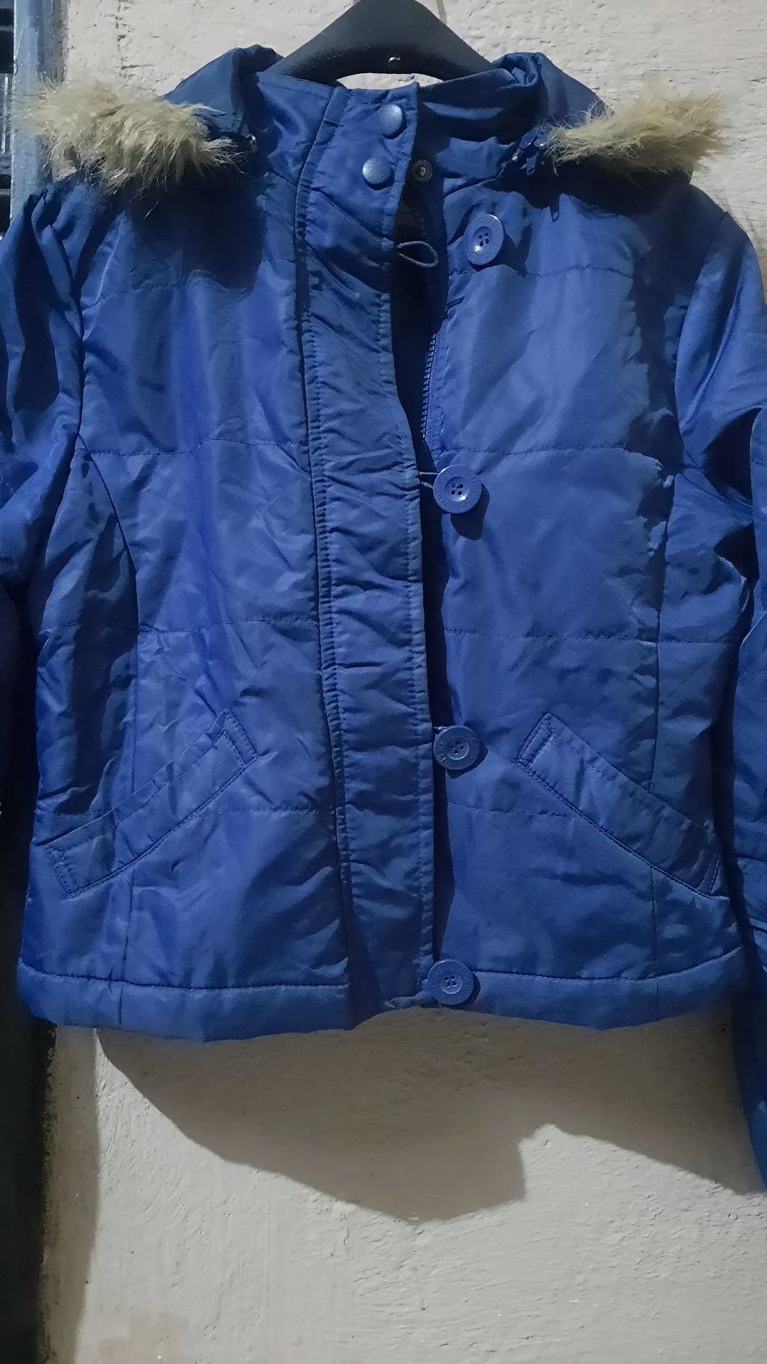 Casaco Feminino Azul com Capuz de Pelúcia - Foto 4