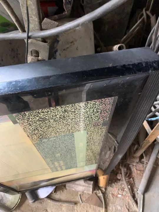 TV Samsung com tela de 26 polegadas tela quebrada sem controle  - Foto 2