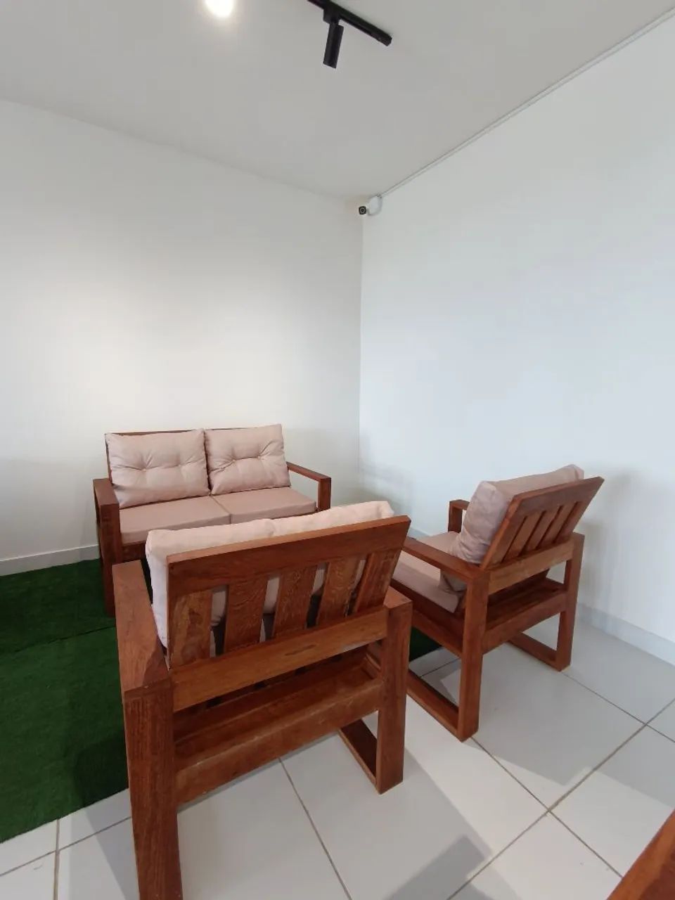 Conjunto de sofa em Madeira Maciça , acento e encosto em tecido impermeável 