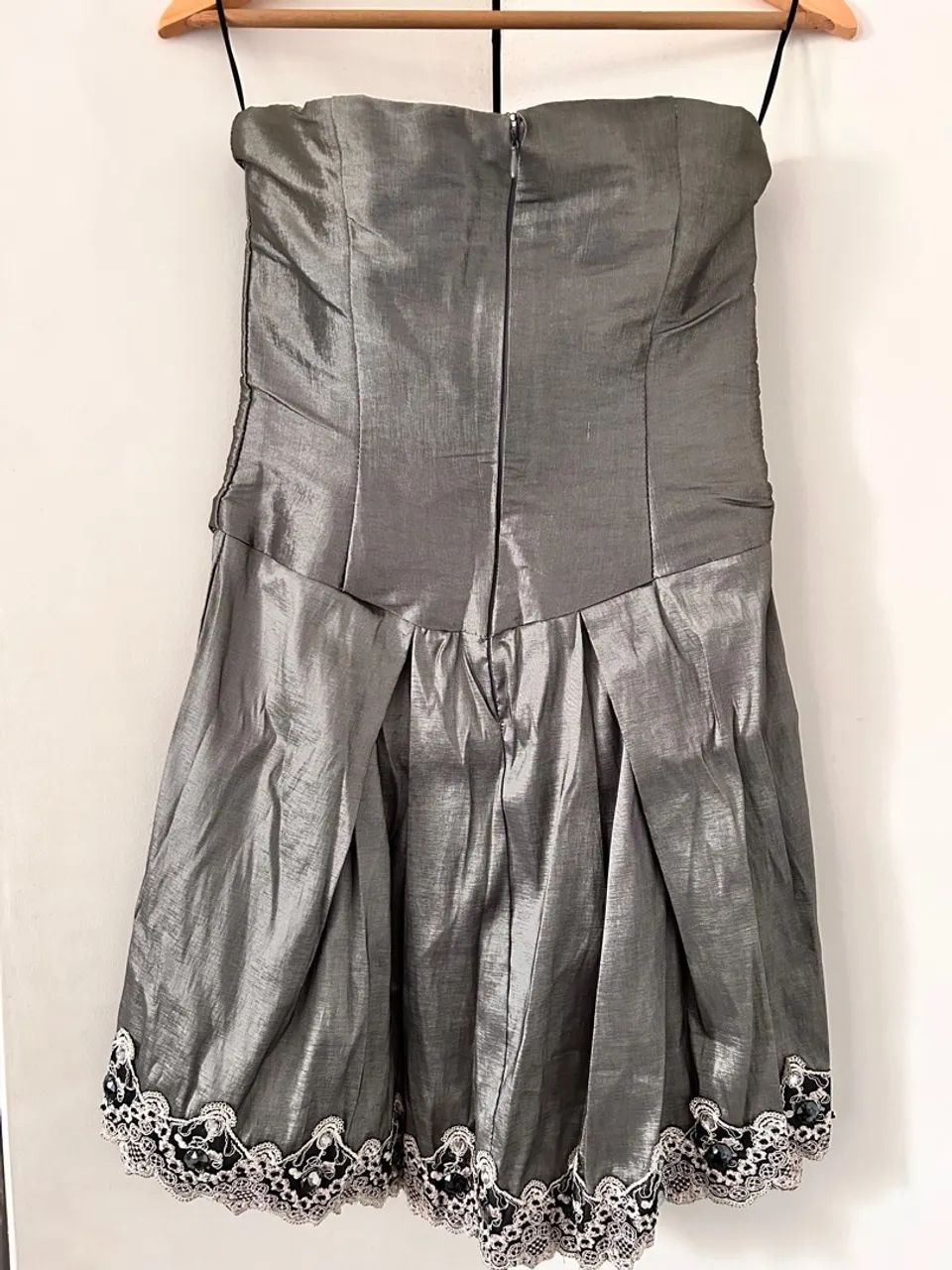 Vestido de festa cinza com detalhes - Foto 3