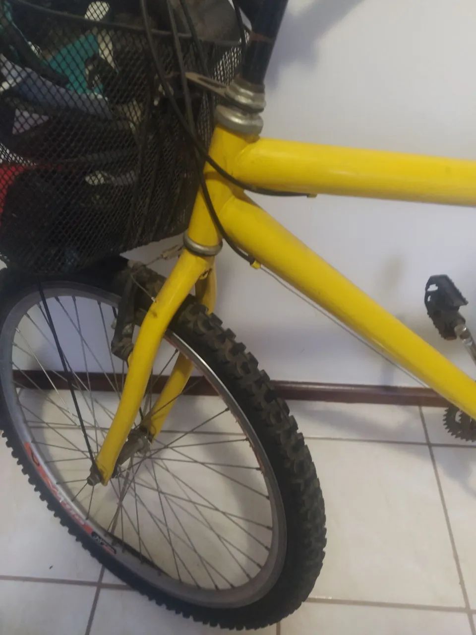 Bicicleta amarela com cesta
