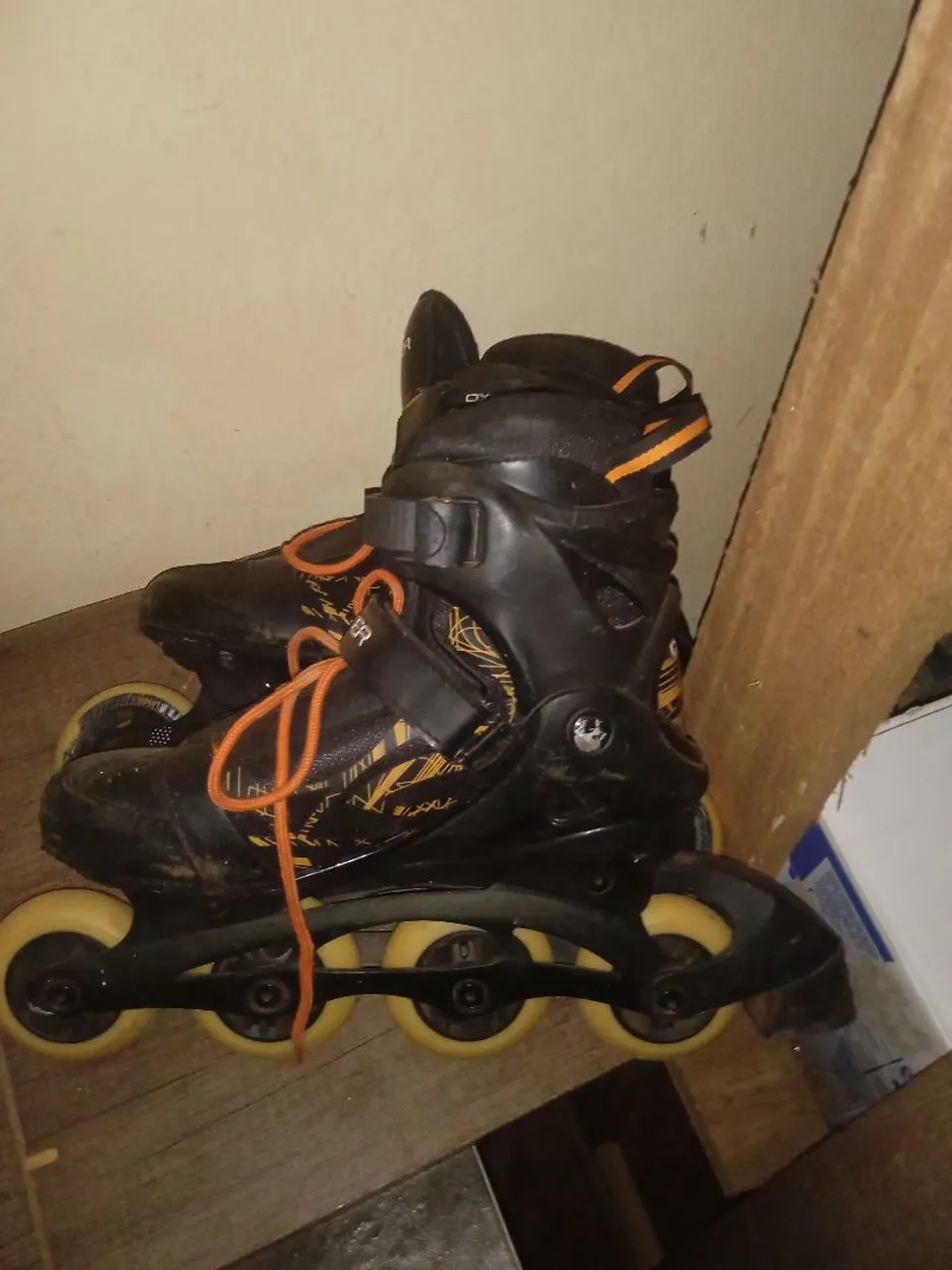 Patins Inline Preto com Detalhes Laranja