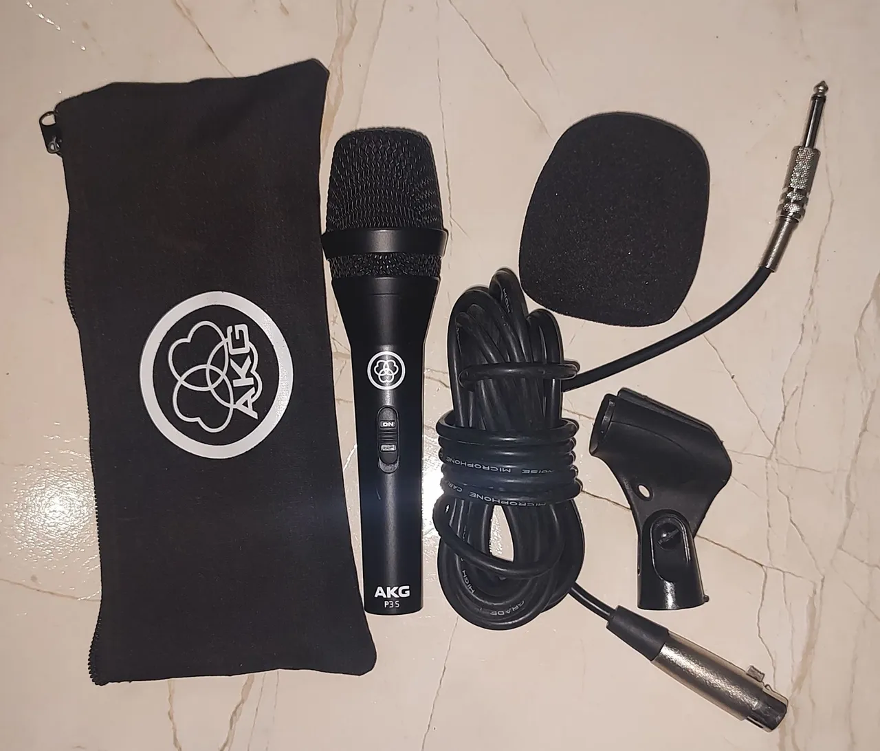 Microfone AKG P3S com acessórios