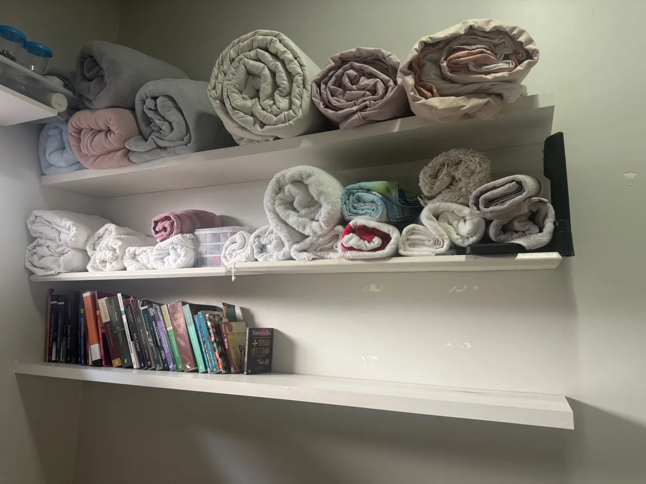 Prateleira branca para organização - Troco
