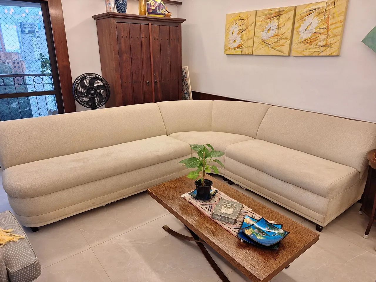 Sofá de canto bege elegante e confortável medindo:  2,77 x 1,50