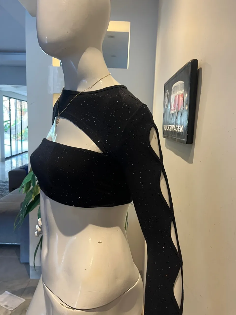 Top cropped preto com detalhes vazados