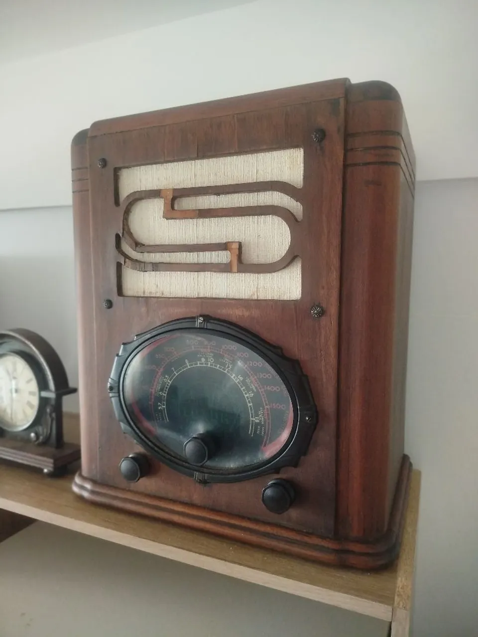 Rádio antigo de madeira ano 1930