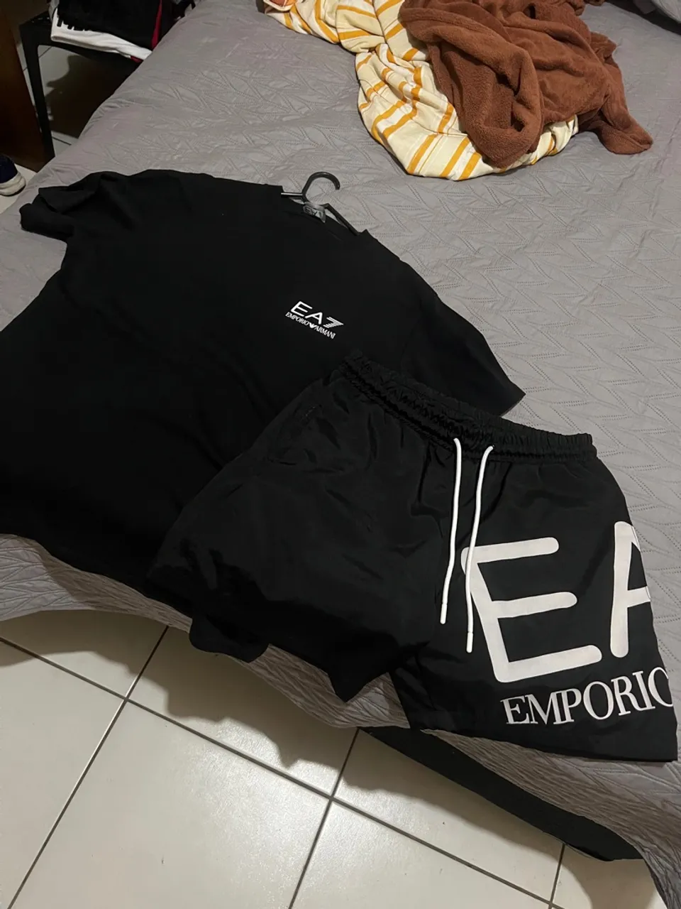 Conjunto EA7 Emporio Armani - Shorts e Camiseta