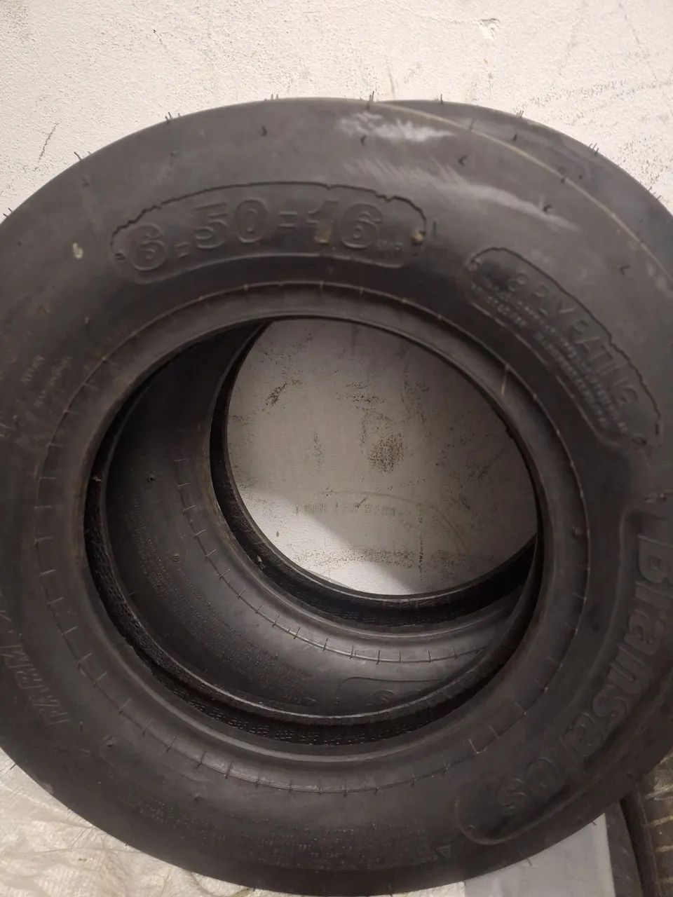 2Pneus 6.50 direcional pra  trator - Foto 2