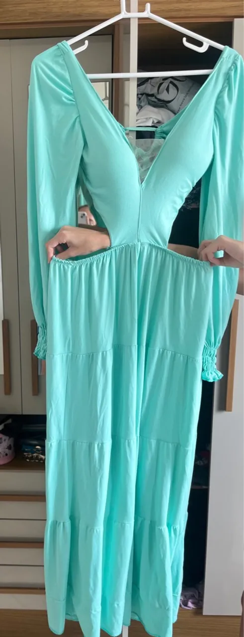 Vestido Longo Azul Tiffany com Decote e Manga Longa