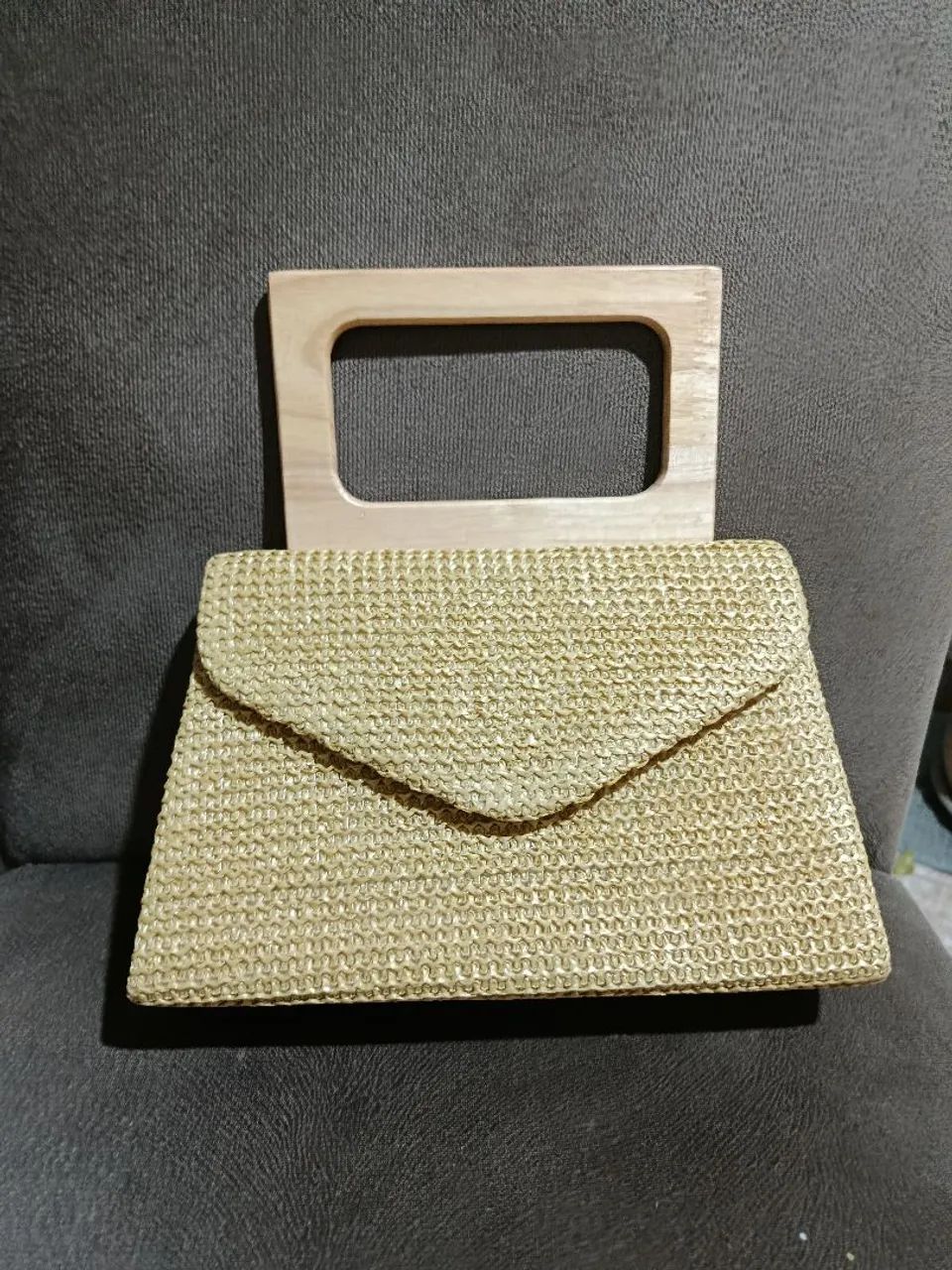 Bolsa linda de palha com forro. Chique com alça de madeira