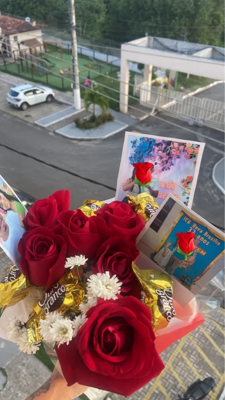 Buquê de rosas vermelhas com chocolates e fotos