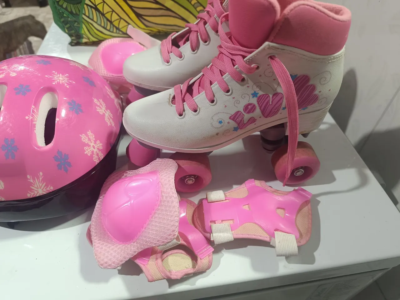 Patins, Capacete e Kit de Proteção Rosa Infantil