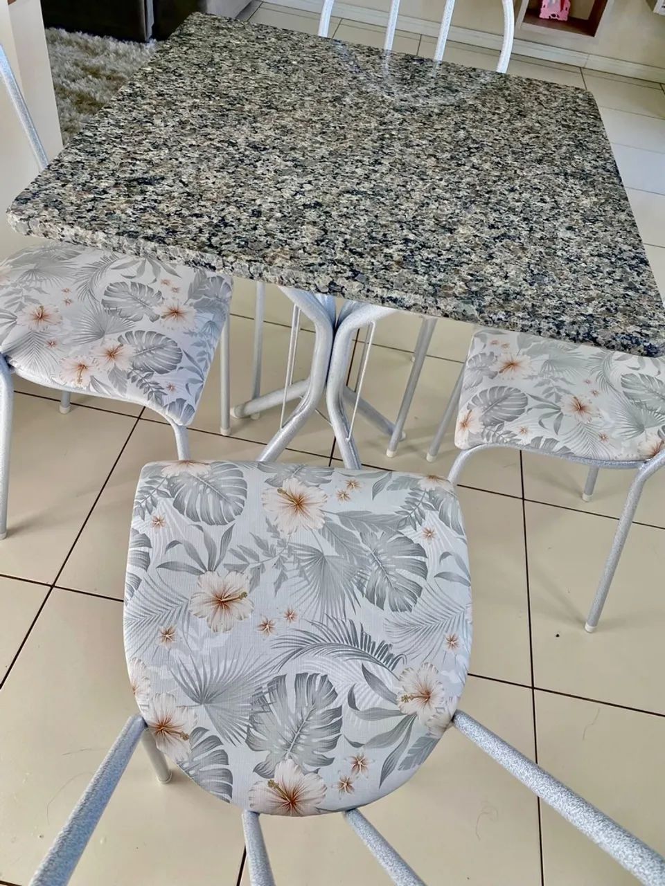 Mesa de Jantar com Tampo de Granito - 4 cadeiras pintura epóxi - Foto 2