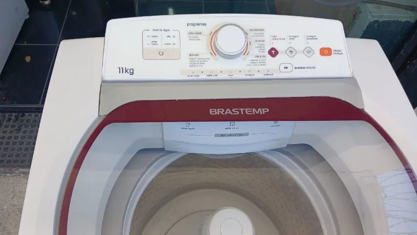 Máquina de lavar e ar condicionado 