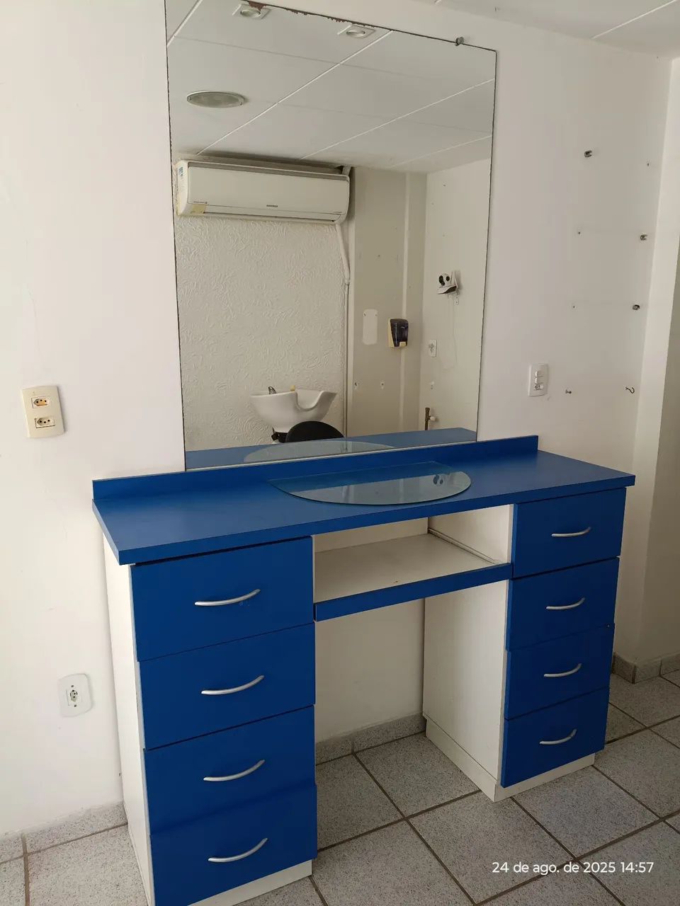 Balcão com 8 gavetas