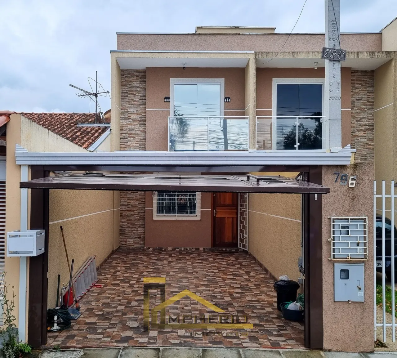 Sobrado à venda em Curitiba-PR, bairro Cidade Industrial, 2 quartos, 1 sala, 2 banheiros,
