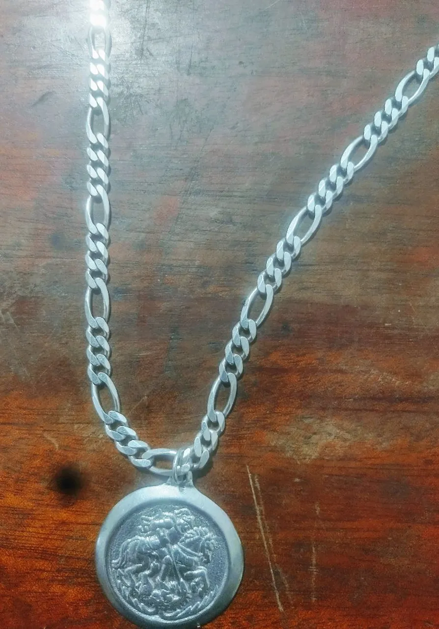 Colar de prata com pingente de São Jorge