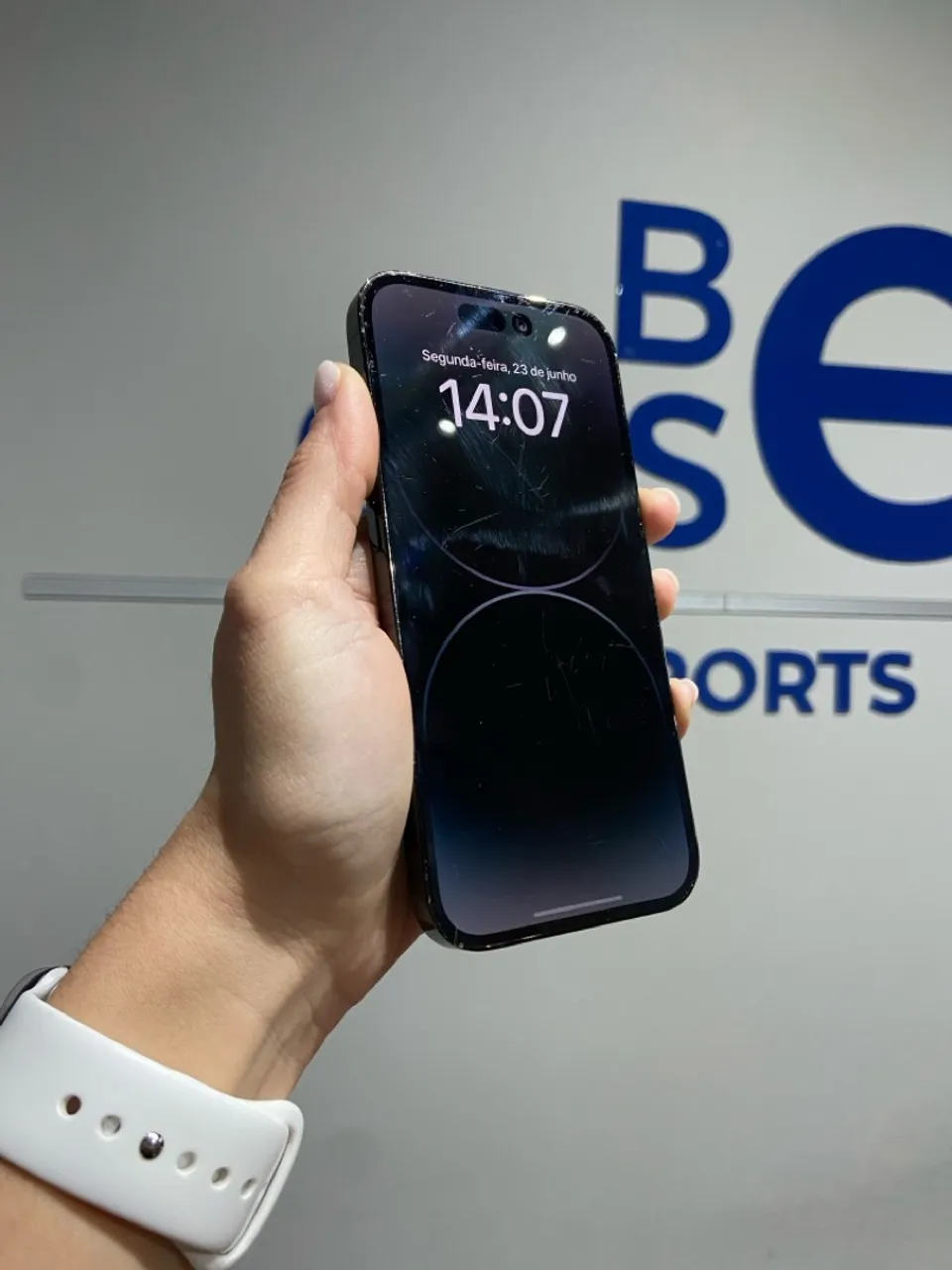 iPhone 14 Pro 128gb - Com detalhe na tela