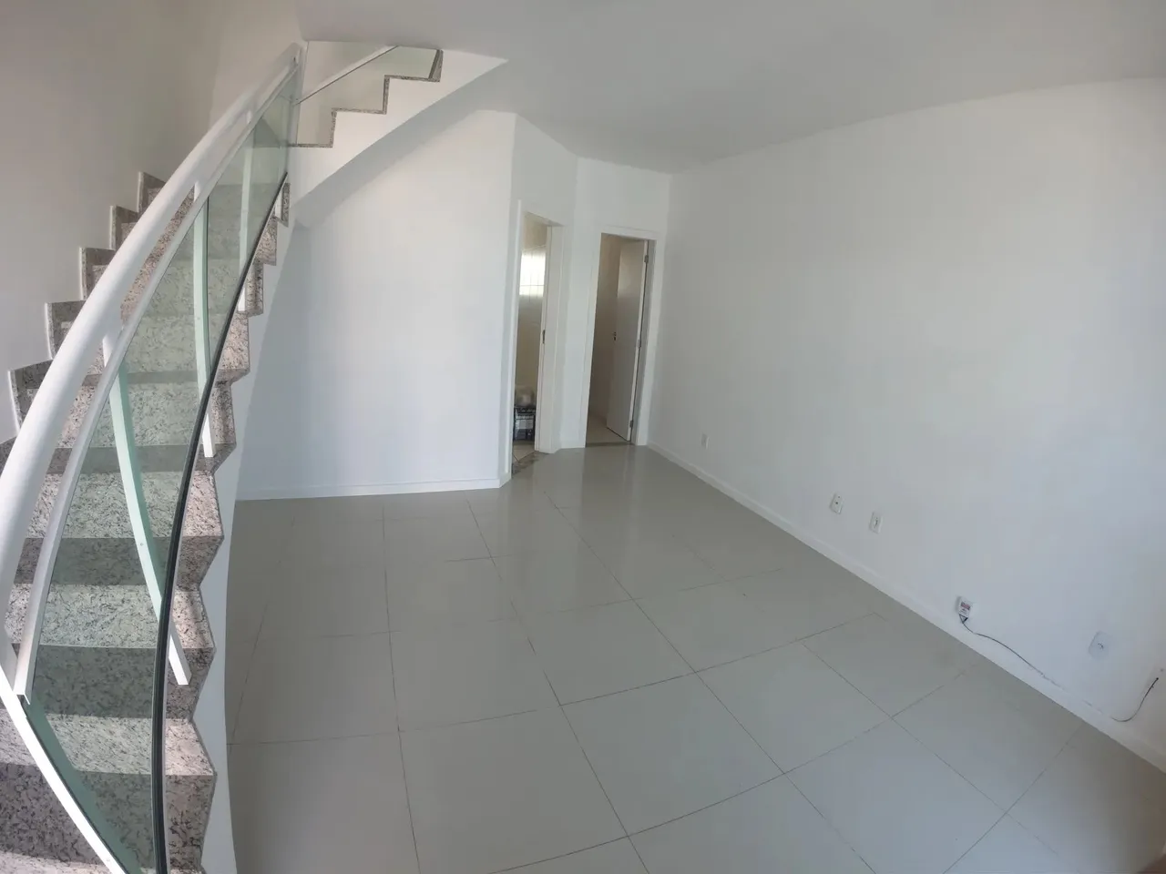 Oportunidade, Casa duplex com 2 quartos e 1 vaga, Vale das Palmeiras - Macaé - RJ