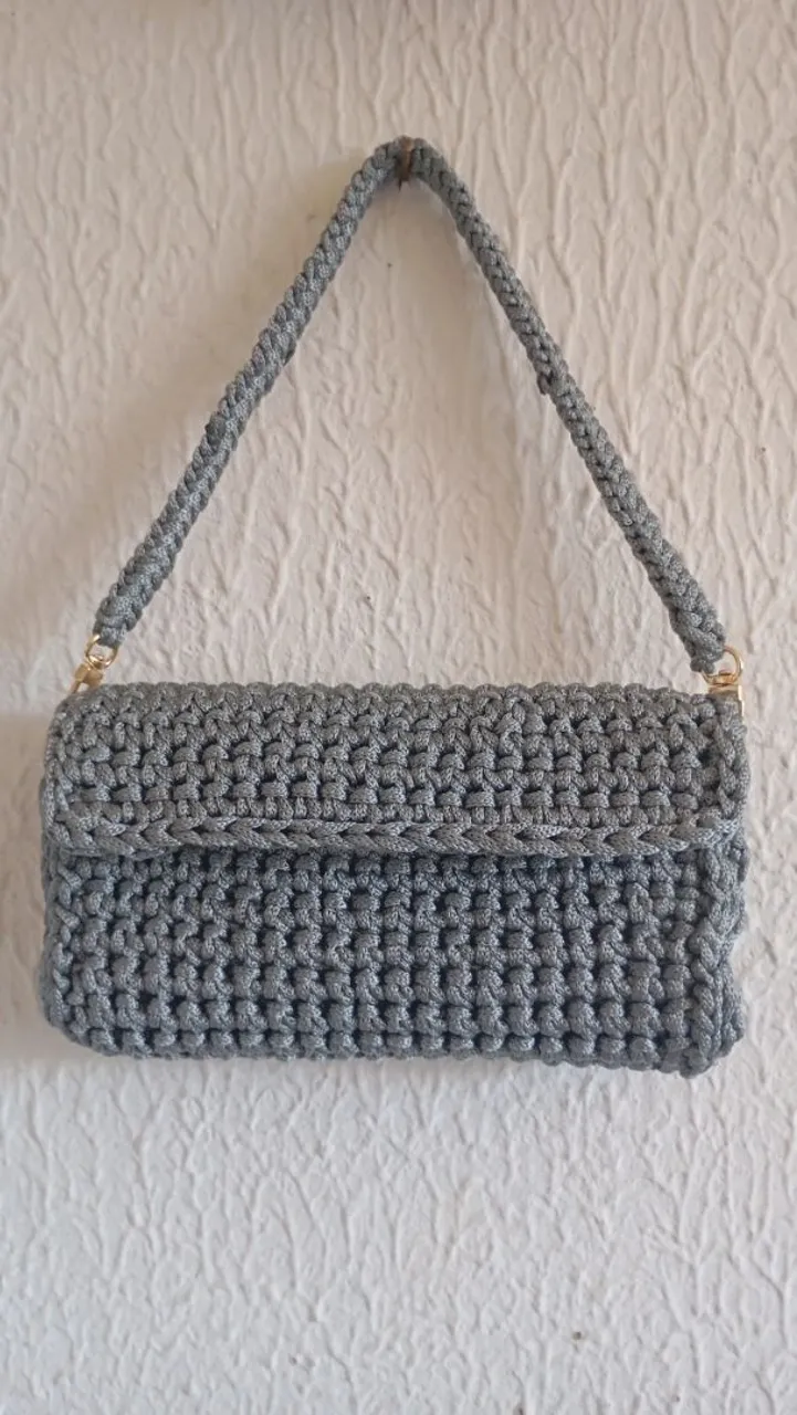 Bolsa de mão cinza artesanal
