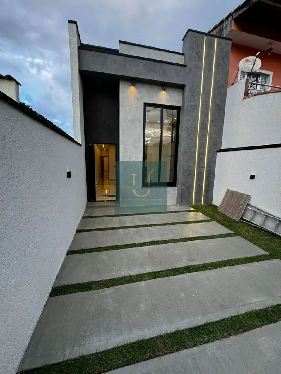 Sobrado, 2 quartos sendo 1 suíte, 2 vagas, 75m², Jd Layir