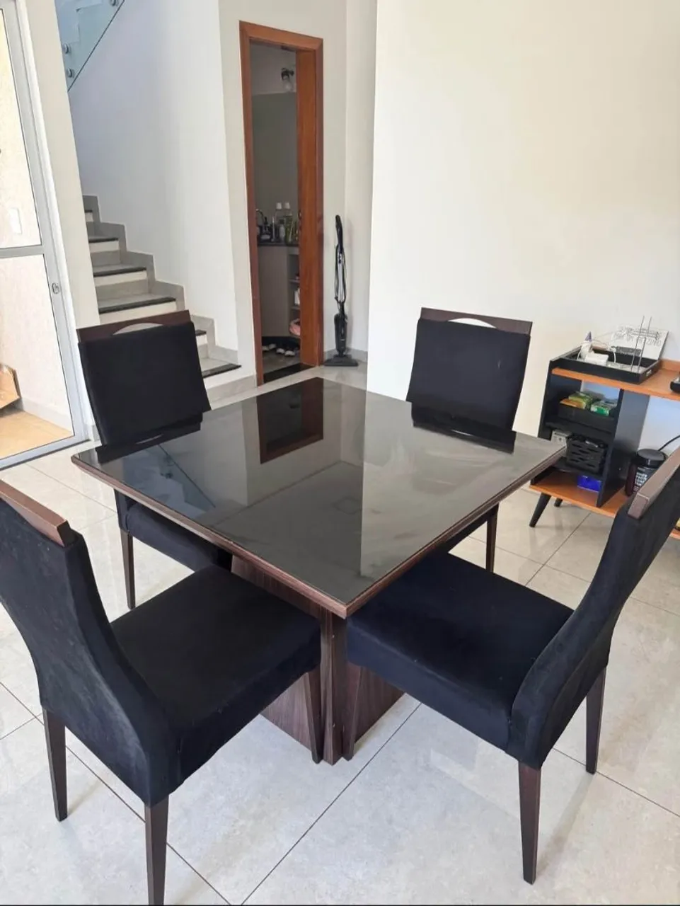 Mesa de Jantar Tampo de vidro com 4 Cadeira estofadas s