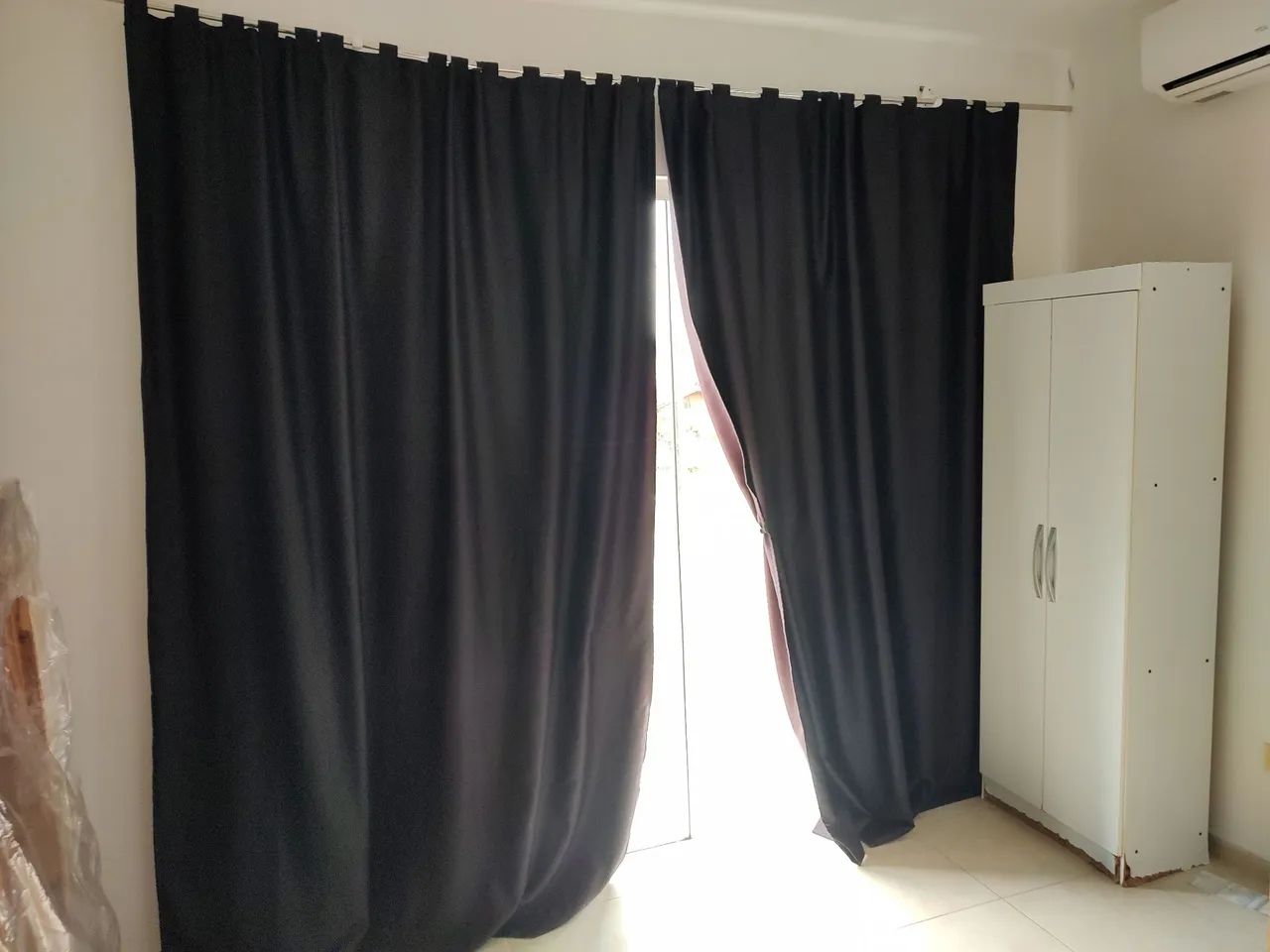 VENDO CORTINA TECIDO BLACKOUT PRETA - Foto 2
