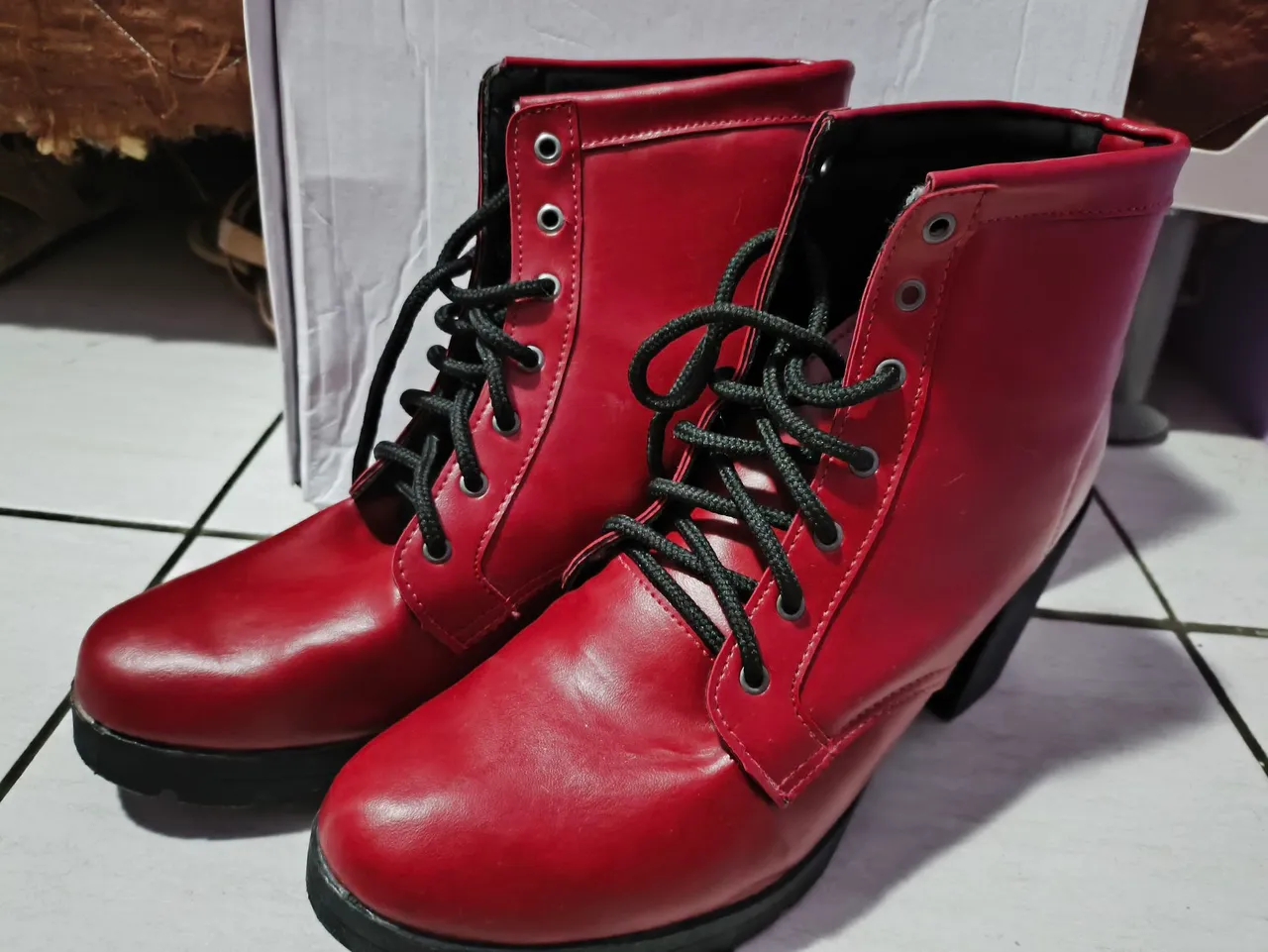 Bota vermelha de salto alto
