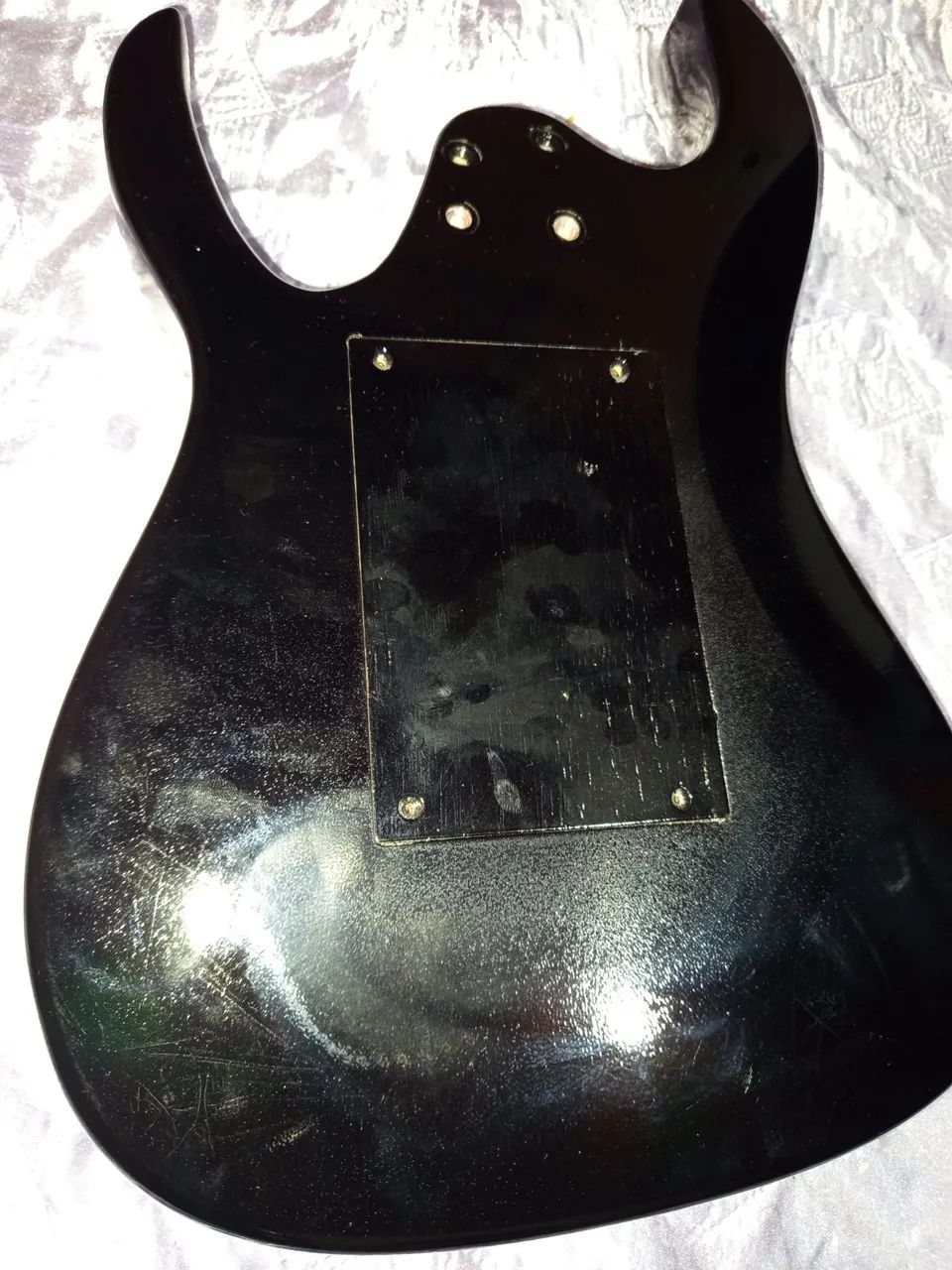 Guitarra Corpo Sólido - Preto com escudo e tampa traseira em madeira. - Foto 4