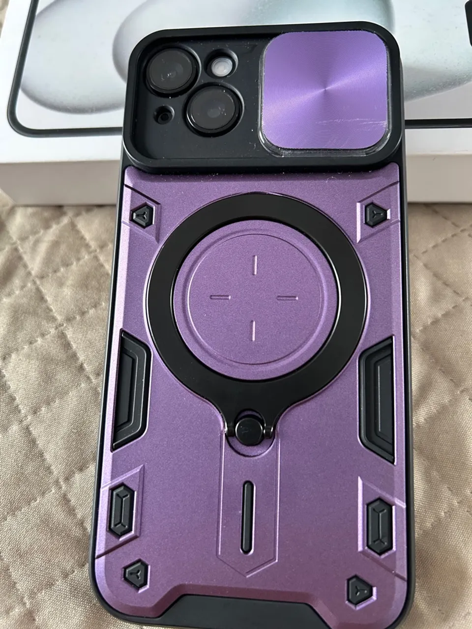 iPhone 15 PLUS na cor preta com 256 GB de memória.