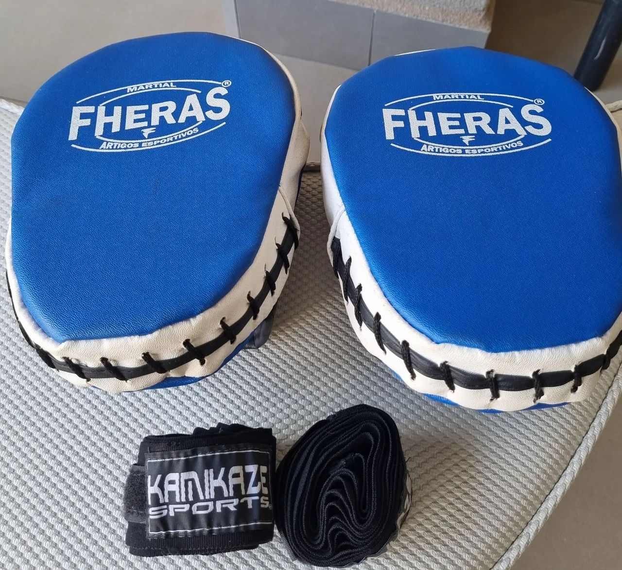 KIT TREINO MUAY THAY, BOXE - CANELEIRA, BANDAGEM, APARADOR DE CHUTE, MANOPLA FOCO.  - Foto 4