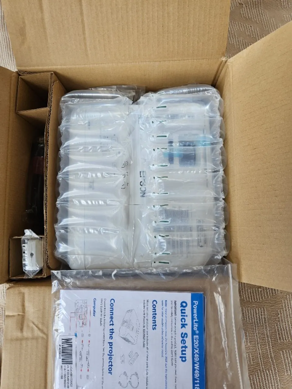 projetor epsom e20 novo na caixa nunca usado.2.200.00 reais.