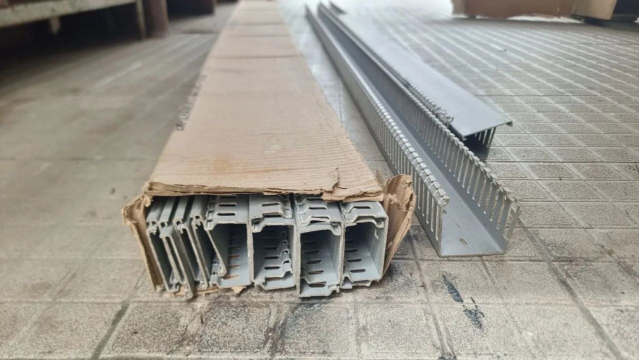 Canaletas com tampas para cabos de logica, fiaçao eletrica, fibra. Esta nova na caixa - Foto 2