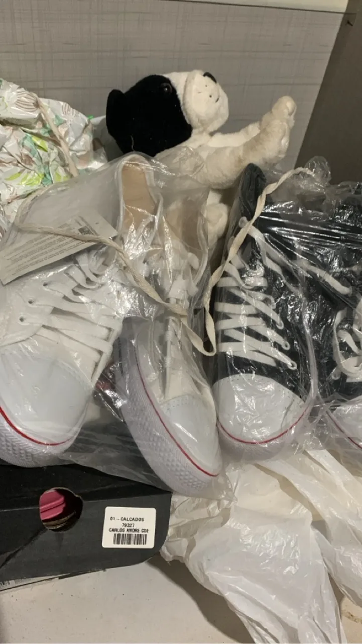 2 pares All Star: um branco e outro preto