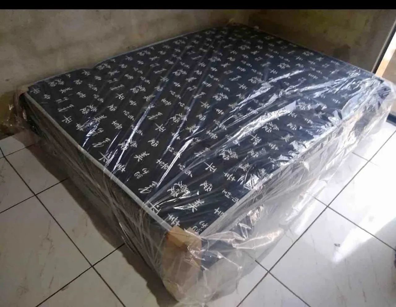 Cama casal vai com os pés pronta para dormir