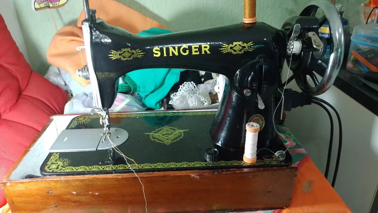 Máquina de Costura Singer
