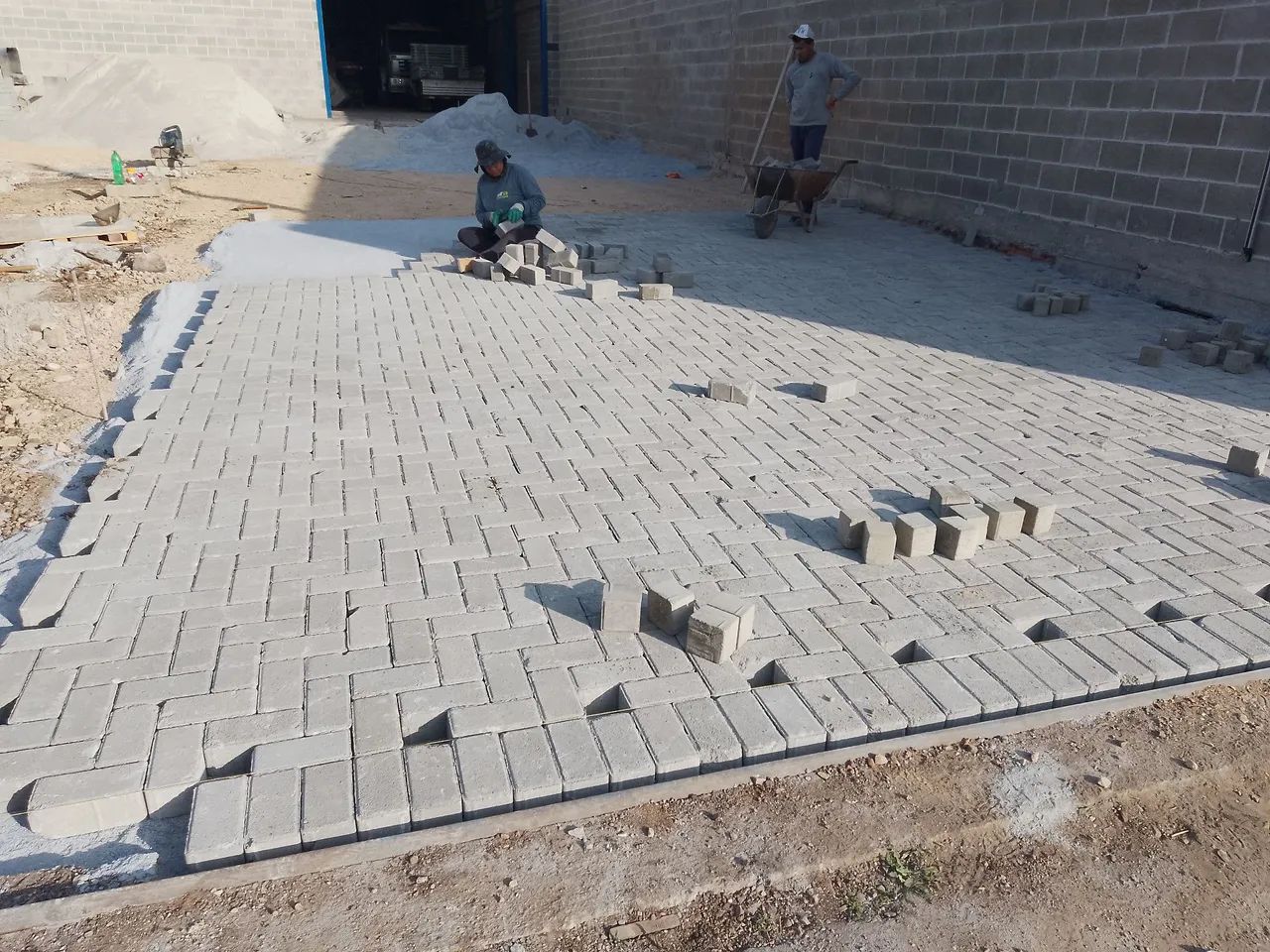 Faço instalação e reparos de paver e meio fio  - Foto 3