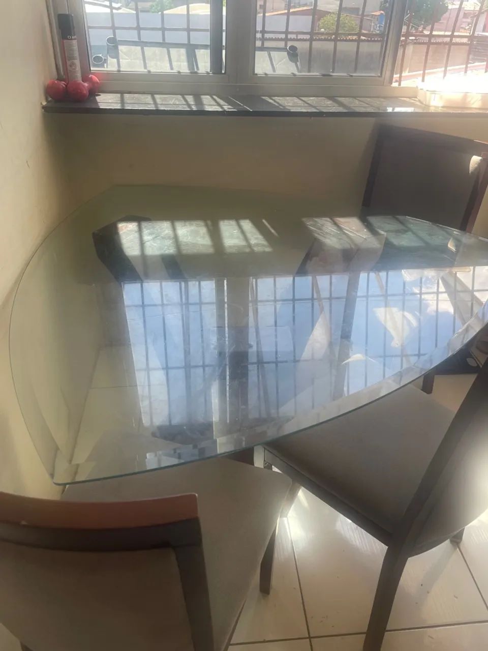 Mesa de jantar com tampo de vidro