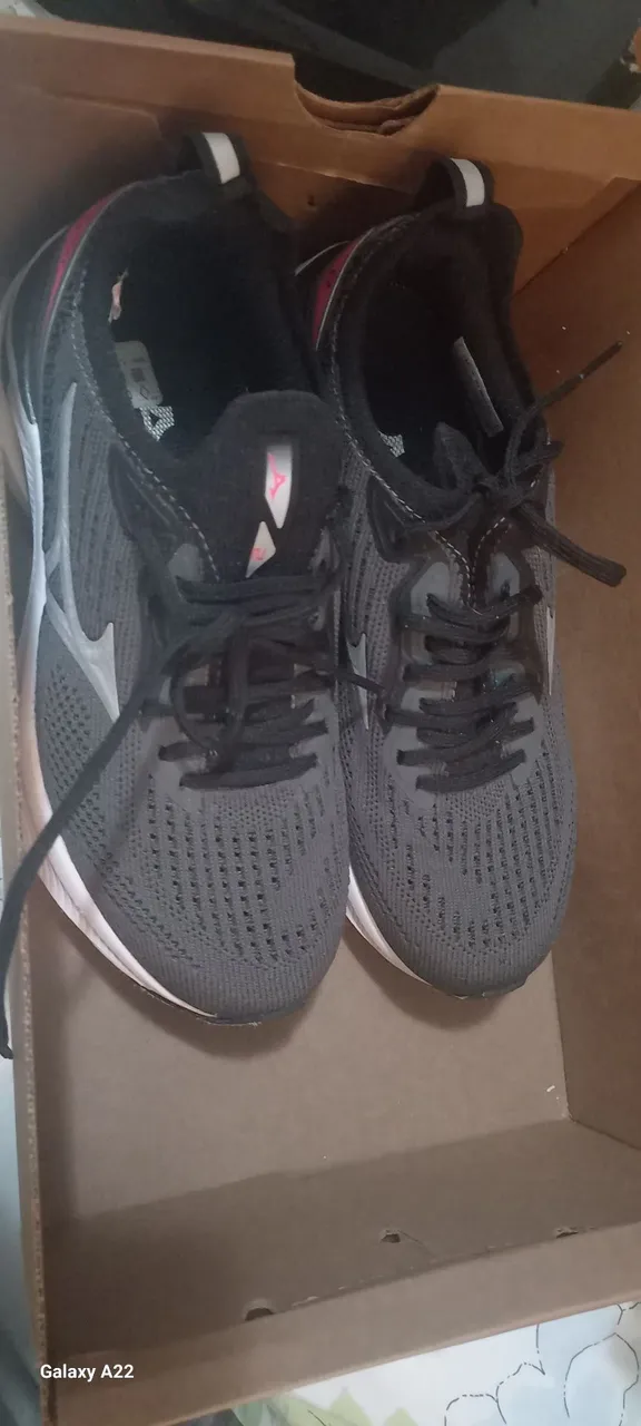 Tênis Mizuno Cinza com Detalhes em Rosa