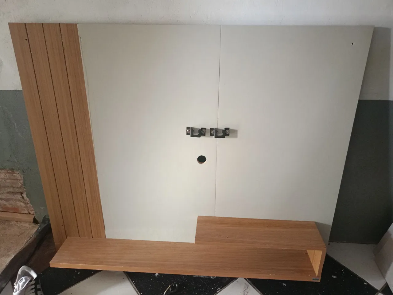 Painel para TV com prateleira e detalhes em madeira