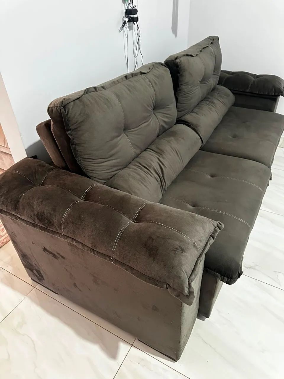 Vendo sofá retrátil e reclinável de 3 lugares, seminovo. 
