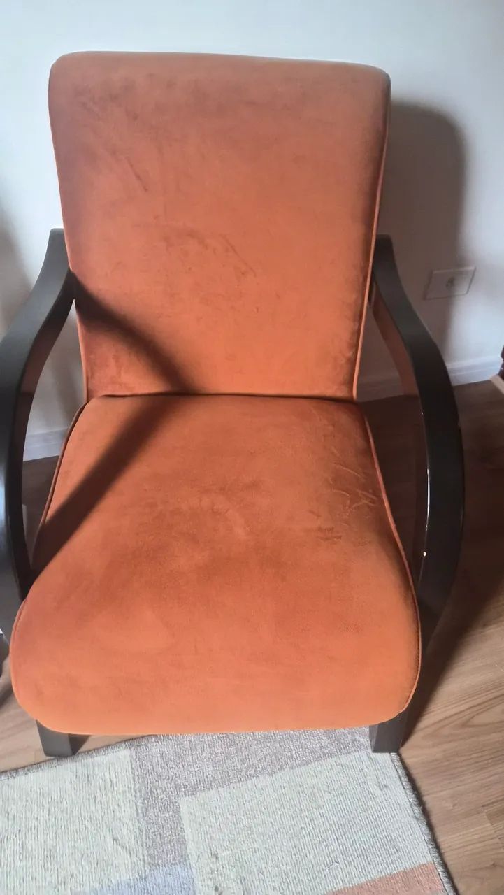 Poltronas (cadeiras) estofadas recentemente - reformadas.