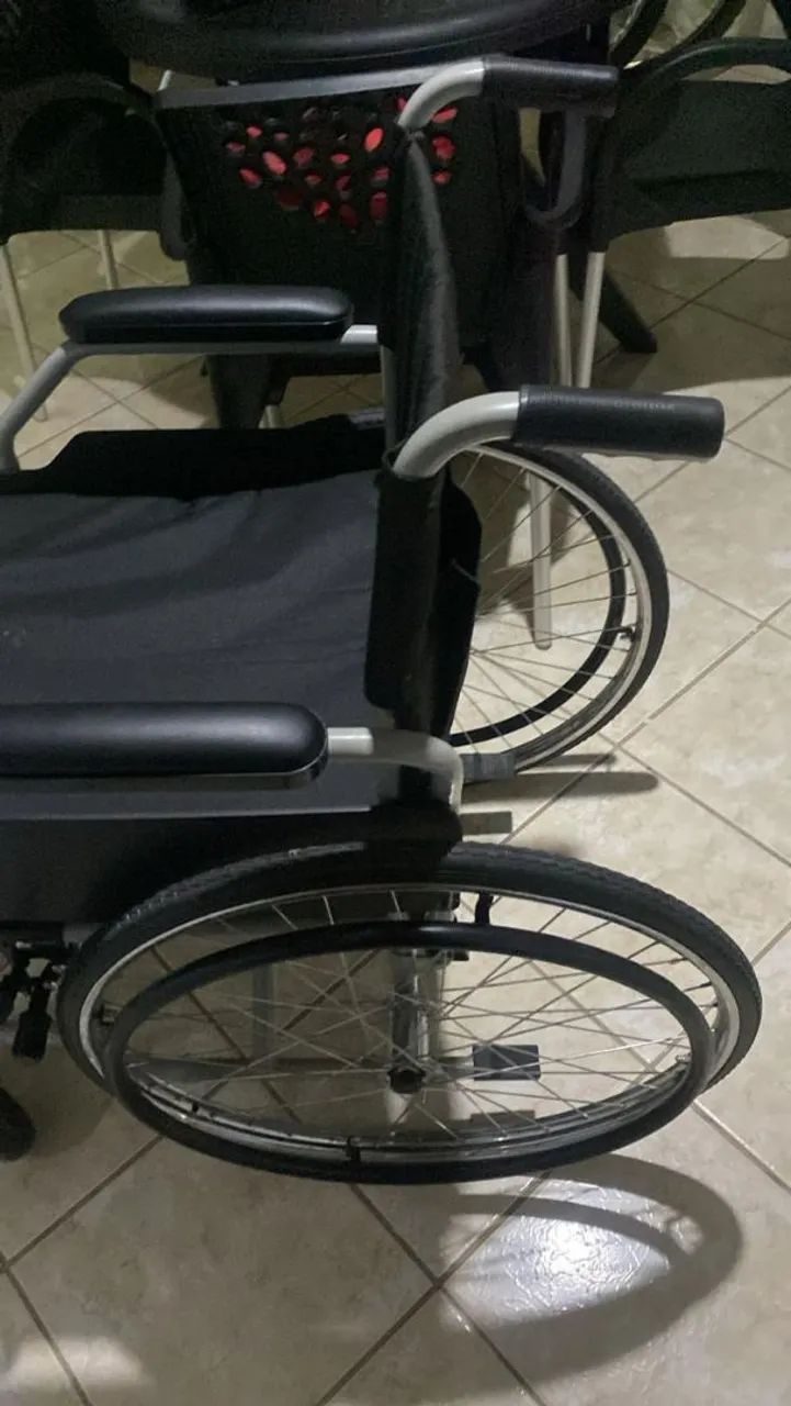 VENDO CADEIRA DE RODAS - Foto 2