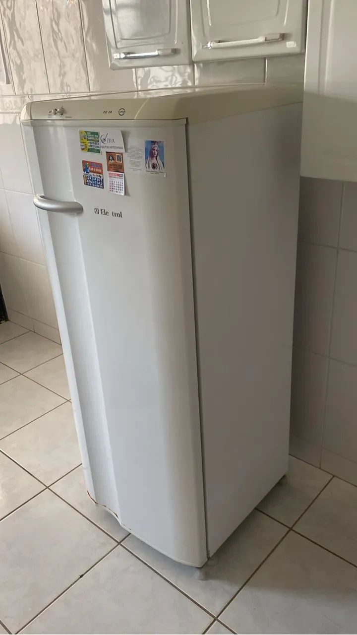 Vende se geladeira